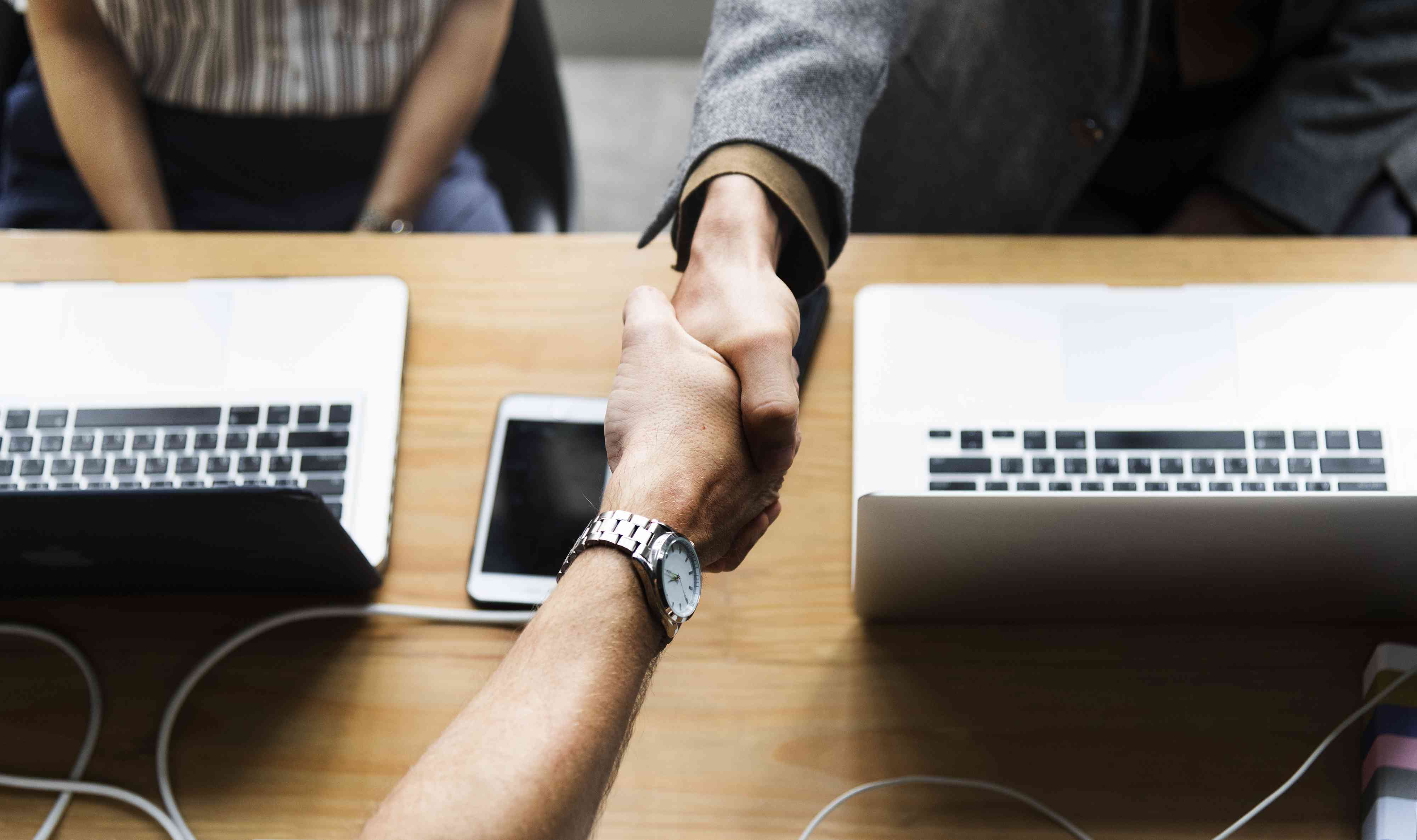 北京英語翻譯公司哪家好(圖1) achievement-agreement-arms-business-agreement-business-deal-caucasian-1435901-pxhere.com.jpg