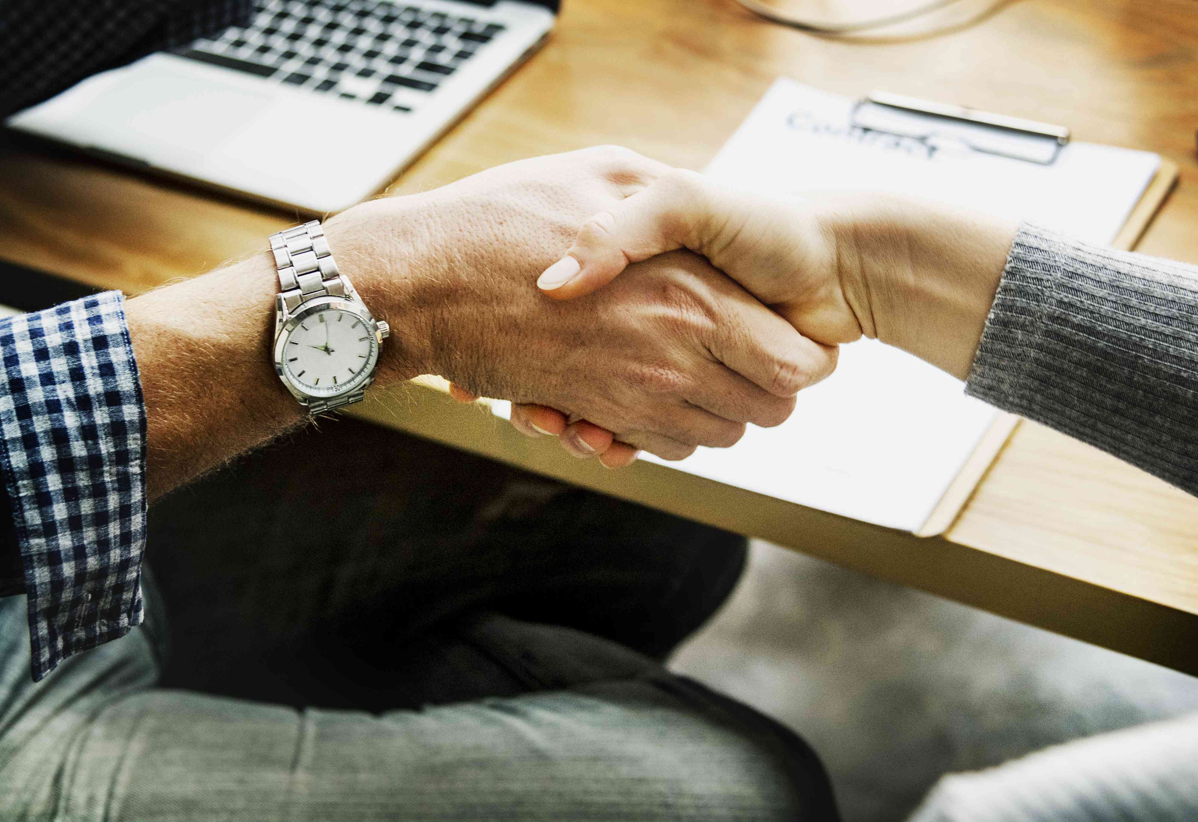 選擇小語(yǔ)種翻譯公司(圖1) achievement-agreement-arms-business-agreement-business-deal-caucasian-1454175-pxhere.com.jpg