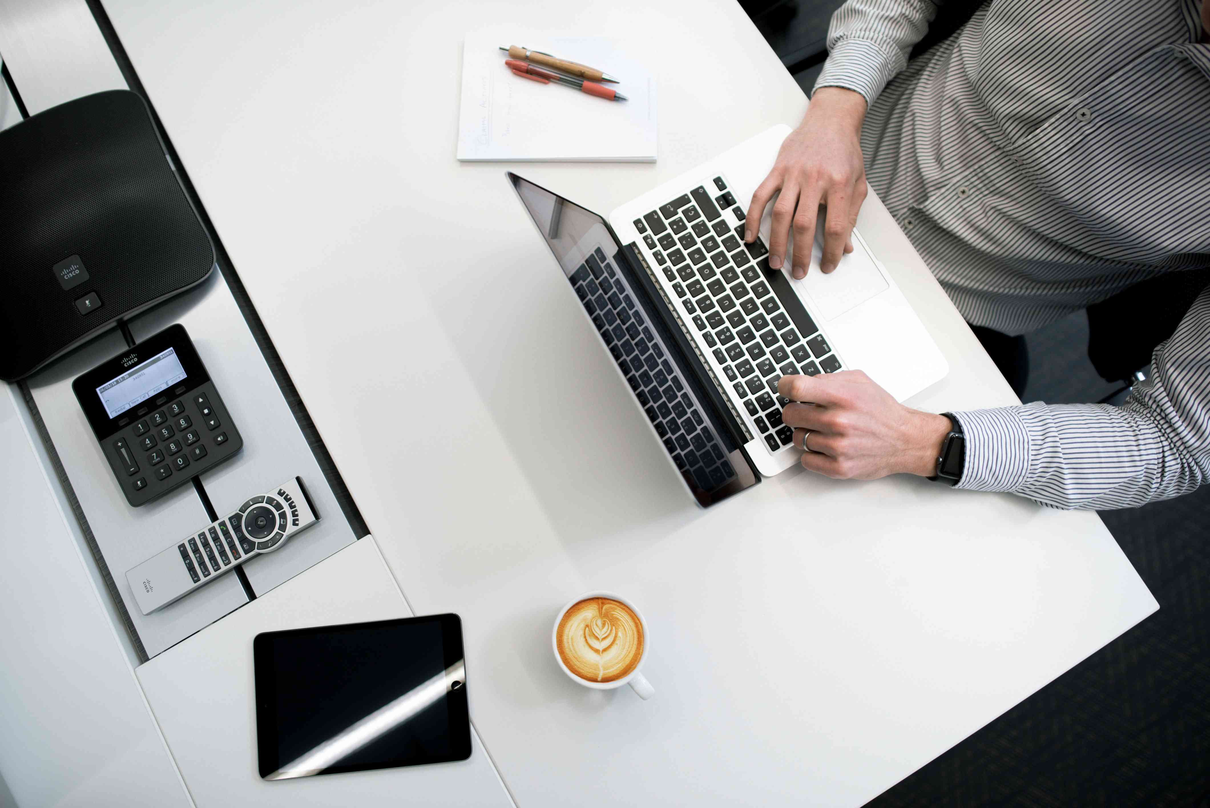 如何確保日語翻譯的質(zhì)量呢?(圖1) business-office-plan-computer-personal-computer-white-1639848-pxhere.com.jpg